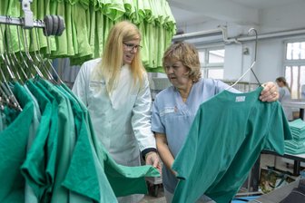 Vogtland-Landrat kann Versprechen nicht halten: Wäscherei-Auftrag des Kreisklinikums geht an Großkonzern, statt an heimische Firma - Mitinhaberin der Textilpflege GmbH Auerbach, Nadine Lorenz (links), zusammen mit Schichtführerin Steffi Hüttner.