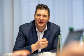 Vogtland-Landrat kritisiert neues Gesetz für Anspruch auf Qualifizierungszeit in Sachsen - Landrat Thomas Hennig führt die Kreisverwaltung im Vogtland mit 1200 Stellen.