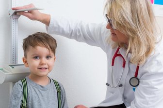 Vogtland: Landratsamt bummelt bei Vorschuluntersuchungen - Bei der Untersuchung vor Schulbeginn wird unter anderem auch die Körpergröße der Kinder gemessen.