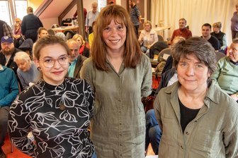 Vogtland-Linke geht mit Frauen-Power in den Landtagswahlkampf - Diese drei Frauen sind als Direktkandidatinnen der Partei Die Linke für die Landtagswahl am 1. September in den Wahlkreisen Vogtland 1 bis 3 nominiert: (von links) Maria Grünler, Antje Feiks und Petra Rank.