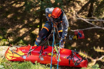 Vogtland: Mann stürzt an Teufelskanzel in Leubnitz zehn Meter in die Tiefe - Höhenretter im Einsatz - Die Höhenretter der Berufsfeuerwehr Plauen proben regelmäßig den Ernstfall, wie hier am Poppenstein nahe der Talsperre Werda.