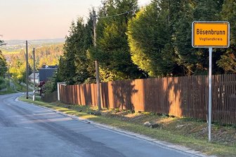 Vogtland: Mehr als 100 Bürger erhalten eine neue Anschrift - Die Hauptstraße in Bösenbrunn (im Bild: Ortseingang aus Richtung Bobenneukirchen) heißt bald anders.