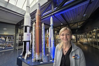 Vogtland: Mondrakete ist der neue Star in der Deutschen Raumfahrtausstellung - Katrin Trommer, Museumsleiterin der Deutschen Raumfahrtausstellung, zeigt das Modell der Space-Launch-System-Rakete (kupferfarben).