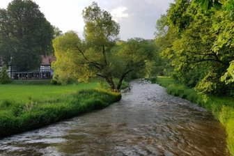 Vogtland nach Gewitter: Pegel steigen - Mehrere Feuerwehreinsätze - Auch an der Gaststätte Lochbauer nahe Möschwitz war der Pegel am Samstag durch Niederschläge gegen 20 Uhr stark geschwollen.
