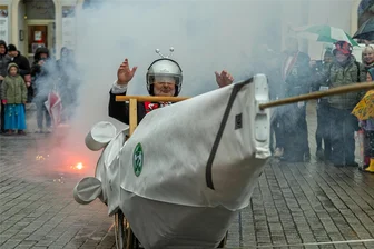 Vogtland-Narren erobern die Rathäuser - Die Narren wollten Lengenfelds Bürgermeister Volker Bachmann in einer Rakete zum Stern Felix schicken.