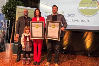 Vogtland-Panoramaweg und Klingenthaler Höhensteig erhalten erneut Gütesiegel - Landrat Thomas Hennig, Judith Sandner mit Tochter Lilly und Erik Neumeyer (von rechts) in Stuttgart.