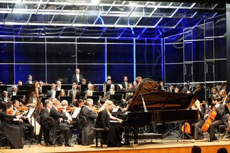 Vogtland Philharmonie beendet in Reichenbach Saison ungestüm und mitreißend - Pianistin Ragna Schirmer war als Solistin zu erleben.