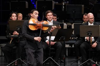 Vogtland-Philharmonie begeistert in Reichenbach mit musikalischer Vielfalt - Sergey Malov begeisterte mit seiner Darbietung im Neuberinhaus Reichenbach.