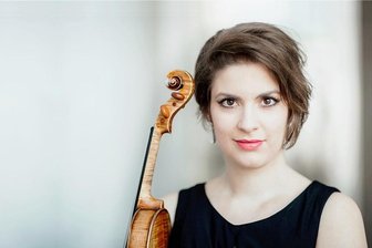 Vogtland Philharmonie beschließt Konzertsaison mit Paradestücken - Die 1992 in Bukarest geborene, preisgekrönte Ioana Cristina Goicea kennt nicht die kleinste Vorsicht. Sie fordert von ihrer Guadagnini aus dem Jahr 1761 stets den vollen Ton. 