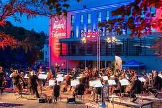 Vogtland Philharmonie gibt gut besuchtes Open-Air-Konzert - Am Freitagabend hat die Vogtland Philharmonie mit über 50 Musikern rund 300 Besucher in den Reichenbacher "Park der Generationen" gelockt.