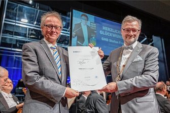 Vogtland Philharmonie: Intendant Stefan Fraas ist jetzt Ehrenbürger von Reichenbach - Oberbürgermeister Raphael Kürzinger (CDU) übergab am Mittwochabend Generalmusikdirektor Stefan Fraas (links)die Urkunde zur Ehrenbürgerschaft, die ihm vor Konzertbeginn verliehen wurde.