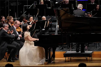 Vogtland Philharmonie lässt in Reichenbach die Musik der Romantik ihren Zauber entfalten - Das Konzert der Vogtland Philharmonie mit der chinesischen Pianistin Shiran Wang.