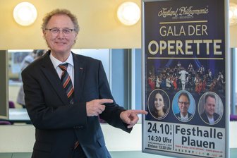 Vogtland Philharmonie: Orchesterchef gibt seine letzte Operettengala in Plauen - Generalmusikdirektor Stefan Fraas wirbt für seine Operettengala am 24. Oktober in der Plauener Festhalle.