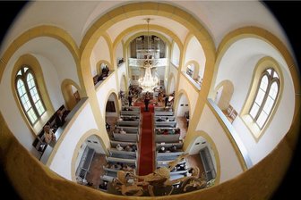 Vogtland Philharmonie Reichenbach-Greiz wirbt für Impfung - An der Aktion "Impfen schützt auch die Kultur" beteiligt sich jetzt auch die Vogtland-Philharmonie. Im Bild ist das Orchester bei einem Auftritt im vergangenen Jahr in der Straßberg Kirche zu sehen.