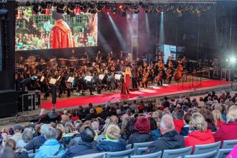Vogtland Philharmonie spielt im Plauener Stadtpark einen Abend lang beliebte Filmmusik - Bereits in den Vorjahren gab es im Plauener Parktheater Filmmusik mit der Vogtland Philharmonie.