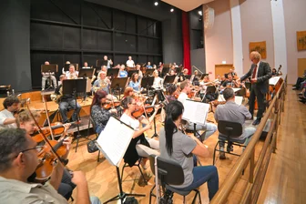 Die Vogtland Philharmonie, hier bei Probearbeiten mit Generalmusikdirektor Stefan Fraas, will in der ganzen westsächsischen und ostthüringischen Fläche präsent sein. Foto: Carsten Steps