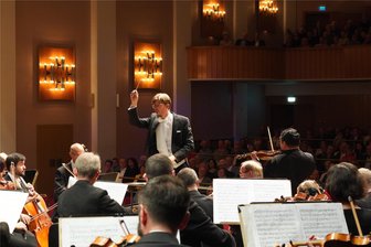 Vogtland Philharmonie startet in Reichenbach mit Kieler Dirigent in neue Saison - Paul Taubitz hat am Mittwochabend die Vogtland Philharmonie in Reichenbach dirigiert.