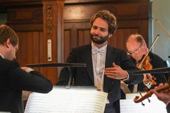 Vogtland Philharmonie: Wie ein Musikmarathon einen 30-jährigen Kapellmeister beflügelt - Dirigent Simon Edelmann mit der Vogtland Philharmonie in der Trinitatiskirche.