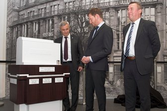 Vogtland: Plauens Ex-OB Oberdorfer rechnet mit Landrat Keils Personalpolitik ab - Landrat Rolf Keil (CDU/links) und der damalige Plauener OB Ralf Oberdorfer (FDP/rechts) am 80. Jahrestag der Pogromnacht im Landratsamt. Zwischen beiden: Ministerpräsident Michael Kretschmer (CDU). 