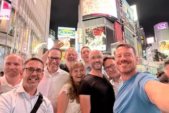 Vogtland-Politiker singt in Tokio das Steigerlied - warum Visitenkarten dort eine ganz große Sache sind - CDU-Landtagsabgeordneter Sören Voigt (links) in einer Delegation auf der Shibuya-Kreuzung in Tokio. Dort sangen die Sachsen das Steigerlied - übrigens auch zum offiziellen Empfang.