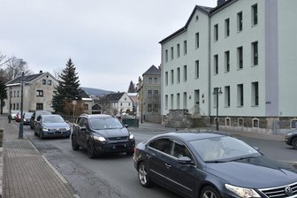 Vogtland: Protest per Autokorso gegen geschlossene Kitas und Schulen - Ein Autokorso mit etwa 50 Fahrzeugen fuhr von Markneukirchen zur Grundschule in Erlbach und zurück.