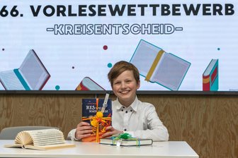 Vogtland: Reichenbacher Gymnasiast qualifiziert sich als Sieger im Vorlesewettstreit für Bezirkswettbewerb - Jorik Sowein ist bester Vorleser im Kreisentscheid im Vogtland und qualifiziert sich für den Bezirksausscheid.