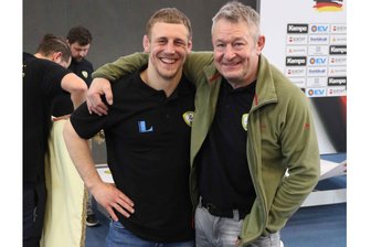 Vogtland-Ringer hoffen auf den großen Wurf - Vater und Sohn: Andreas Schwabe (rechts) wurde 1978 DDR-Jugendmeister, Maximilian sammelte zwischen 2005 und 2024 insgesamt elf DM-Medaillen.