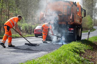 Vogtland: Sanierung von Kreisstraßen beginnt - Ab Montag beginnt im Vogtland die Oberflächensanierung von zehn Kreisstraßen.