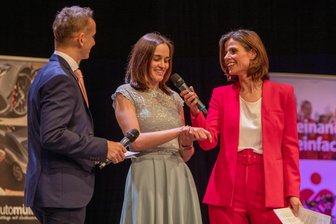 Vogtland-Sportgala: Stargast Selina Freitag beweist Showtalent - Selina Freitag (Mitte) stand vor der Nachwuchsehrung den Moderatoren Franziska Schenk (rechts) und Ingo Hahne (links) Rede und Antwort.