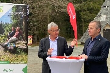 Vogtland startet "Bergläufe" und weitere attraktive Tagesrouten - Landrat Rolf Keil (links) und Sparkassenvorstand Marko Mühlbauer.