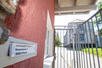 Vogtland: Suche nach neuer Unterkunft für Asylbewerber läuft - Spätestens bis Ende 2030 muss der Landkreis das Asylbewerberheim in Plauen aufgeben.