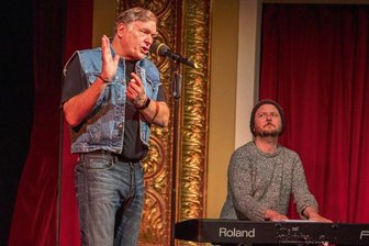 Vogtland-Theater bringt die Musik Rio Reisers auf die große Bühne - Michael Schramm sang in der Matinee "Guten Morgen" - ein Lied von Ton Steine Scherben. Mit der Inszenierung in sieben Bildern wird das musikalische Vermächtnis von Rio Reiser und Ton Steine Scherben ergründet, neu interpretiert und auf die große Bühne gebracht. Rechts im Foto: Dominik Tremel, der Musikalische Leiter.