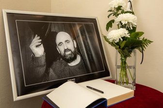 Vogtland-Theater legt Kondolenzbuch aus -
