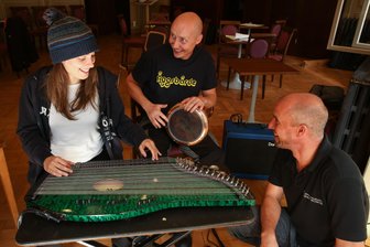 Vogtland-Tipps zum Wochenende: Hier spielt die Musik - Michal Müller (Mitte), im Foto mit Simone Steitz und Steffen Meinel, spielt am Samstag auf dem Riedelhof auf einer E-Zither aus dem Hause Wünsche in Markneukirchen.