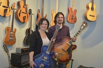 Vogtland-Tipps zum Wochenende: Kunsthandwerk, Tulpenmarkt und Rummel - Gitarrenbaumeister Torsten Preuß und seine Frau Friederike laden am Freitag und Samstag zu den Europäischen Tagen des Kunsthandwerks in Werkstatt und Atelier in Markneukirchen ein.