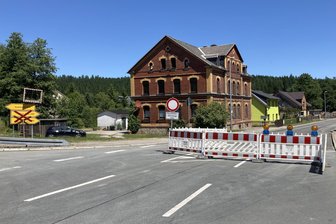 Vogtland: Trotz Vollsperrung durch die Baustelle - Bürgermeister fast umgefahren - Die B 283 ist in Jägersgrün bis 11. Juli voll gesperrt.