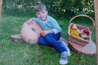 Vogtland: Vater taucht mit seinem Sohn unter - die Mutter ist verzweifelt - jetzt wartet der Richter - Der sechsjährige Erik Ilto wird seit dem 2. April 2024 vermisst. Sein Vater ist mit ihm untergetaucht.