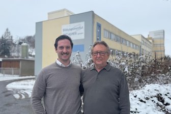 Vogtland – Vater und Sohn nun gemeinsam Geschäftsführer des Bildungsinstituts Pscherer - Frederik Pscherer (links) und Vater Herbert Pscherer (rechts) .