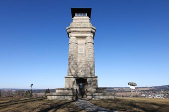 Vogtland vereint: Gästekarten-Vorteile gelten künftig nicht nur am Urlaubsort - Die Bismarcksäule auf dem Oberen Berg ist ein Ziel für Besucher von Markneukirchen.