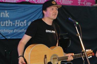 Vogtland verliert das Juniton-Festival - Christian Wenzel mit seiner Gitarre auf der Bühne.