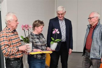 Vogtland-Wanderer mischen mit neuen Leuten in Sachsen vorn mit - Hartmut Büttner (rechts) und Helmut Möllemann (2. von rechts) waren viele Jahren Stützen im Präsidium Verband Vogtländischer Gebirgs- und Wandervereine. Sie kandidierten nicht mehr und wurden von Verbandspräsidentin Kathrin Hager und ihrem Vize Rainer Petzold (links) verabschiedet. 