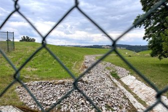Vogtland: Warum auf der sanierten Deponie Schneidenbach vorerst kein Solarpark gebaut wird - Die 2015 bis 2017 für 7,2 Millionen Euro sanierte Deponie Schneidenbach. Es gibt Bestrebungen, hier einen Solarpark zu errichten. Doch das Vorhaben hat einen entscheidenden Haken.