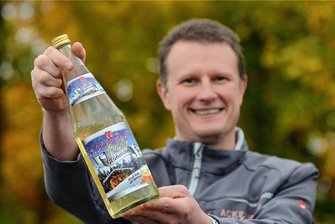 Vogtland: Weißer Glühwein läuft dem roten den Rang ab - Den weißen Glühwein trinken die Kunden mittlerweile fast lieber als roten, sagt Dominik Ackermann. Er gehört der dritten Generation des familiengeführten Fruchtsaftherstellers an. 