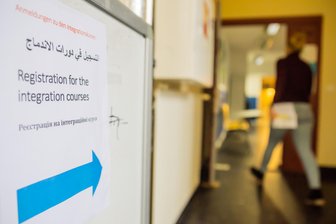 Vogtland: Weiterhin Warteliste für Integrationskurse - Ein Hinweisschild zur Anmeldung zu Integrationskursen (Symbolbild).