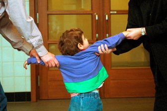Vogtland: Wendung im Fall von Kindesentzug - Siebenjähriger ist wieder da - Wenn Eltern sich um ihr Kind streiten, leidet vor allem das Kind. Im Vogtland wird gegen den Vater eines siebenjährigen Jungen wegen Kindesentzugs ermittelt.