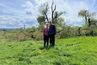 Vogtland: Windhose fräst Schneise der Verwüstung – Warum die Betroffenen trotzdem fröhlich sind - Die rund 80 Jahre alten Weiden von Birgit und Guntram Gruschwitz sind schwer beschädigt. Seine gute Laune verliert das Paar deshalb aber nicht.