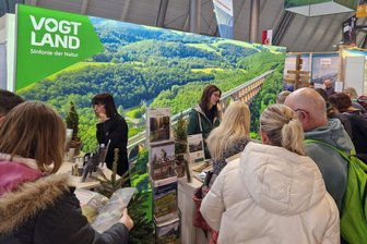 Vogtland wirbt in Stuttgart und Berlin als Ferienregion - Marie-Julie Hahn von der Dienstleistungs- und Tourismus GmbH Schöneck und Jasmin Bärthel vom Tourismusverband Vogtland standen auf der Messe in Stuttgart Rede und Antwort.