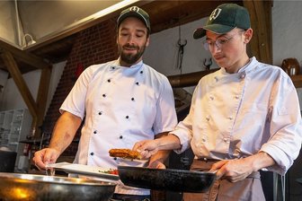 Vogtland-Wirte werben mit kostenlosem Dinner um Lehrlinge - Tim Leistner, Koch-Lehrling im 1. Lehrjahr (rechts), bereitet unter Anleitung von Maik Wollrab, Küchenchef und Ausbilder im Wernesgrüner Brauerei-Gutshof, probeweise eines der Gerichte zu,die  beim Azubi-Diner serviert werden sollen. Noch wird an der Karte fürs Menü gearbeitet.