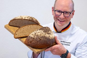Vogtland: Würden Sie ein Brot beim Discounter kaufen, Herr Bäcker-Obermeister? - Jörg Schürer aus Morgenröthe-Rautenkranz ist Obermeister der vogtländischen Bäckerinnung. Eines der beliebtesten Produkte bei seinen Kunden ist das Kutscherradbrot, sagt er.