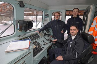 Vogtlandbahn: Alte Lok lockt neue Leute - Fahren diese jungen Männer bald die S-Bahn nach Leipzig? - Die Auszubildenden Lukas Franke (links), Niclas Hajek und Jonay Sill (vorn) im Fahrerstand der historischen E-Lok.
